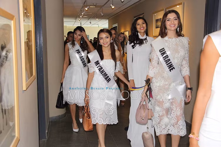 Nguyễn Thị Thành và người đẹp đến từ Myanmar nắm tay nhau tham gia buổi họp báo của Miss Eco International 2017. Ảnh: Missosology