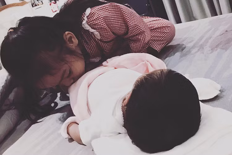 “Như 1 giấc mơ, bỗng 1 ngày thức dậy bạn thấy mình đã là mẹ của 2 cô con gái. Và hình ảnh này, hôm nay khiến tim mình tan chảy”, Phạm Quỳnh Anh viết. Ảnh: FBNV