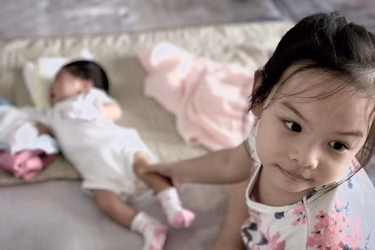 Phạm Quỳnh Anh đã trải qua một lần sinh nở và chuẩn bị tâm lý rất kỹ nhưng vẫn không tránh khỏi cảm giác hồi hộp, lo lắng lúc lên bàn mổ. Tuy nhiên, bằng bản lĩnh, cô nhanh chóng lấy lại bình tĩnh. Ảnh: FBNV