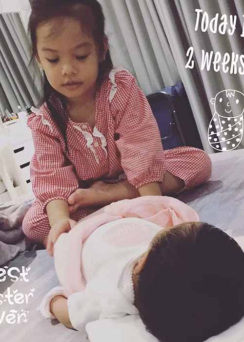Bé Tuệ An được chị gái Tuệ Lâm hết mực yêu thương. Trong ảnh, con gái thứ 2 của Phạm Quỳnh Anh tròn 2 tuần tuổi. Ảnh: FBNV