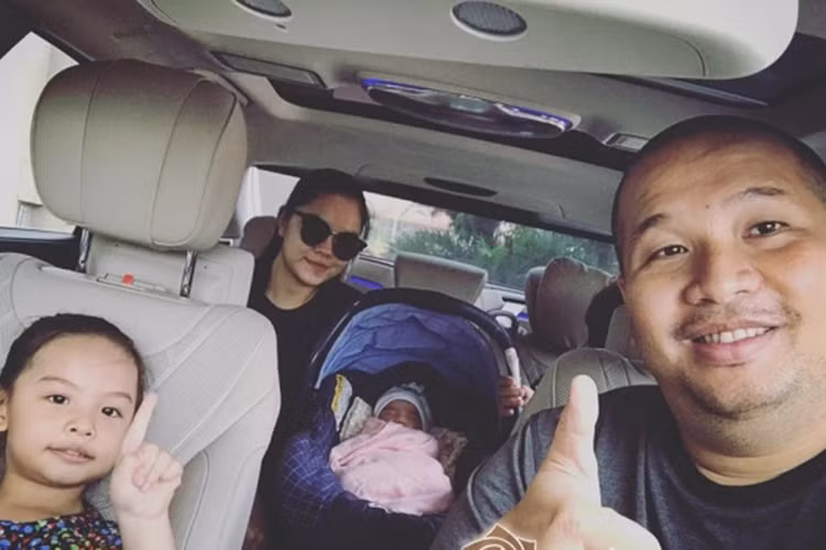 Quang Huy đón vợ xuất viện sau 4 ngày sinh con. Cả anh và vợ cùng con gái đầu lòng Tuệ Lâm đều rạng rỡ đón thành viên mới của gia đình. Ảnh: FBNV