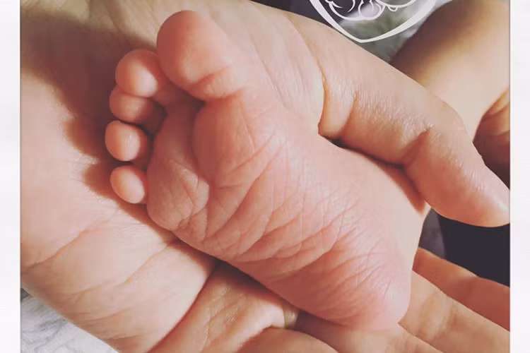 Phạm Quỳnh Anh khoe hình ảnh con gái tròn 5 ngày tuổi kèm chú thích: “Bàn chân An nhỏ bé, xinh xinh. Mới hôm nào còn đạp mẹ đau điếng, méo cả bụng mà hôm nay đã nằm ngủ ngoan cho mẹ ngắm cả ngày...Cứ như 1 giấc mơ... thật đẹp”. Ảnh: FBNV