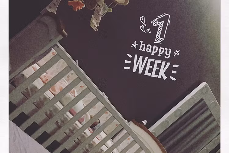 “Mẹ hoàn toàn tỉnh táo, bao nhiêu mũi chích cũng không cảm thấy đau ngược lại còn tỏ vẻ rất kiên cường, đúng thật, lúc này mẹ chỉ muốn nghe tiếng An khóc, chỉ muốn nghe các bác nói bên tai con gái mẹ khỏe mạnh và chỉ muốn mau chóng được ôm em vào lòng”, cô viết. Ảnh: FBNV