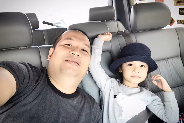 Con gái đầu lòng của Phạm Quỳnh Anh - Quang Huy ngày càng quấn bố, đặc biệt sau khi em gái chào đời. Ảnh: FBNV