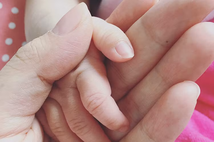 Nữ ca sĩ khoe hình ảnh đôi bàn tay xinh xắn của con gái. Ảnh: FBNV