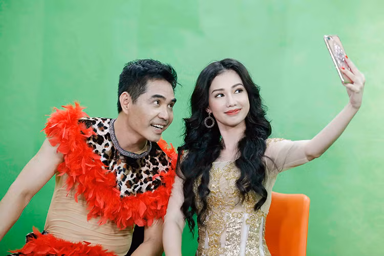 Trung Dũng sẽ lần đầu khoe body 6 múi trên sân khấu trong tiết mục sôi động cùng huấn luyện viên Thanh Thảo.