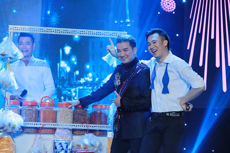 Thí sinh Tản Đà (ngoài cùng bên trái) sẽ mang văn hóa vỉa hè vào tiết mục song ca cùng huấn luyện viên Dương Triệu Vũ trong tập 8 lên sóng ngày 8/4 tới đây.