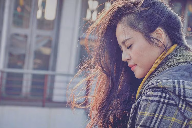 Hiện Thu Quỳnh là diễn viên thuộc đoàn 2, nhà hát Tuổi trẻ. Cô vốn là con nhà nòi, mẹ là diễn viên kịch, bố là diễn viên múa.