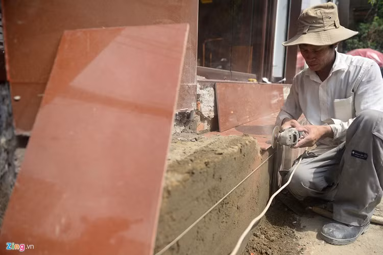 Sau khi đập bỏ, phần tam cấp còn lại được sửa chữa, đồng bộ theo giới hạn cho phép của cơ quan chức năng.