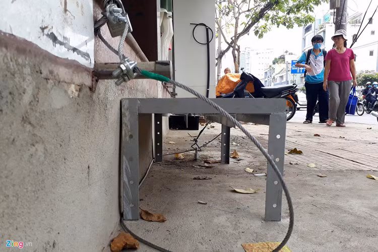 Ba bậc tam cấp trước đó nay biến thành một bậc thang lên xuống lớn bằng thép. Hình ảnh những bậc tam cấp mới này xuất hiện trên nhiều tuyến đường khi chiến dịch giành lại vỉa cho người đi bộ được triển khai khắp TP.HCM.