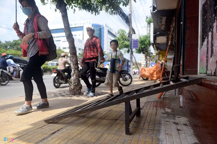 Hầu hết đoạn vỉa hè trên hai tuyến đường này đều thông thoáng, rộng rãi hơn. Tuy nhiên, nhiều chiếc cầu dắt xe bằng sắt xuất hiện chiếm nửa lối đi.