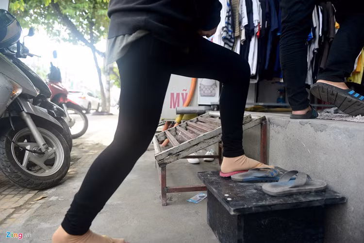 Các bậc tam cấp cũ kéo dài theo dọc nền nhà này thu gọn lại nhưng vẫn ôm vỉa hè hầu hết các tuyến đường.