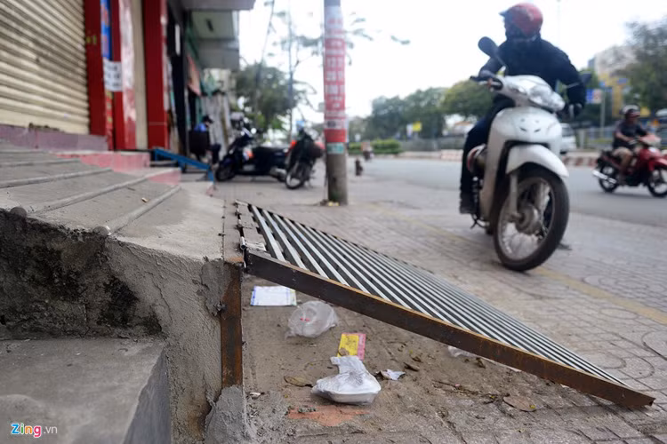 Một phần bậc tam cấp lấn chiếm vỉa hè đã được đập bỏ. Tuy nhiên, thay vào đó là những tấm sắt dài hơn, chìa ra vỉa hè không được gập vào sau khi sử dụng.