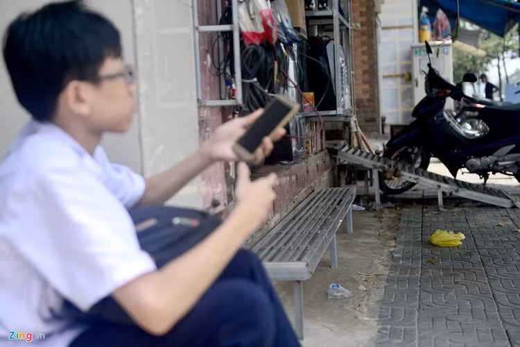 Sau khi phá bỏ các bậc tam cấp cũ, cửa hàng điện tử trên đường Trường Chinh còn hàn thêm bậc thang bằng thép cùng lối lên xuống dài cả mét.