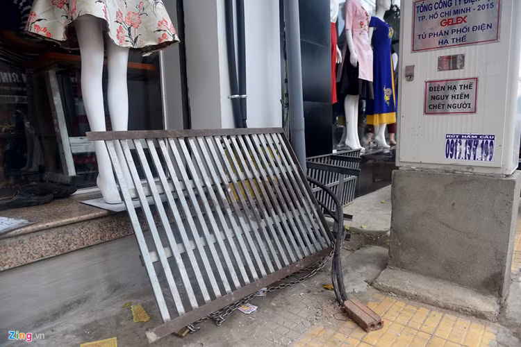Trong khi đó, một số cửa hàng, nhà dân để bừa bãi những tấm sắt bên ngoài vỉa hè. "Cửa hàng diện tích nhỏ nếu chứa thêm cái tấm sắt to đùng này thì hàng hóa để đâu", người bán hàng phân trần.