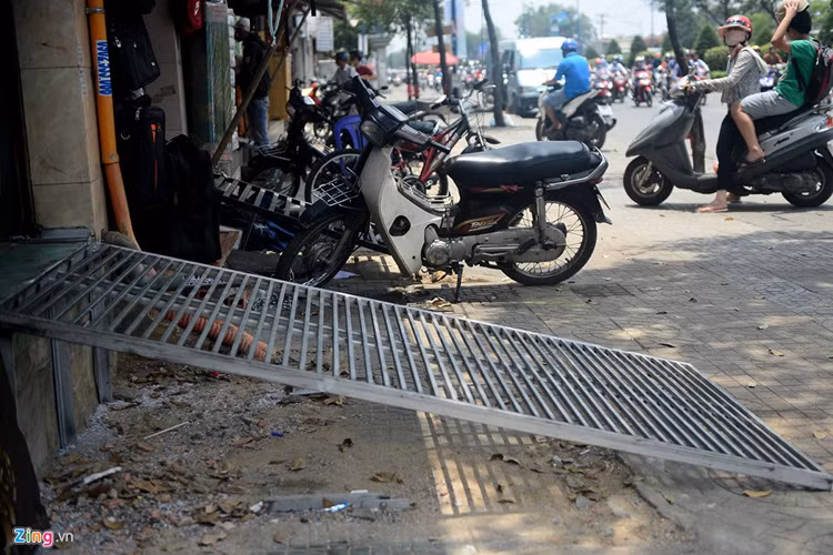 Một hộ dân khác trên đường Trường Chinh lắp tấm thép có chiều dài gần 2 m, rộng hơn 50 cm bành trướng vỉa hè.