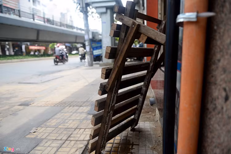 Tấm gỗ đóng dùng để làm cầu dắt xe máy nằm chỏng chơ trước mặt tiền nhà trên đường Cộng Hòa.