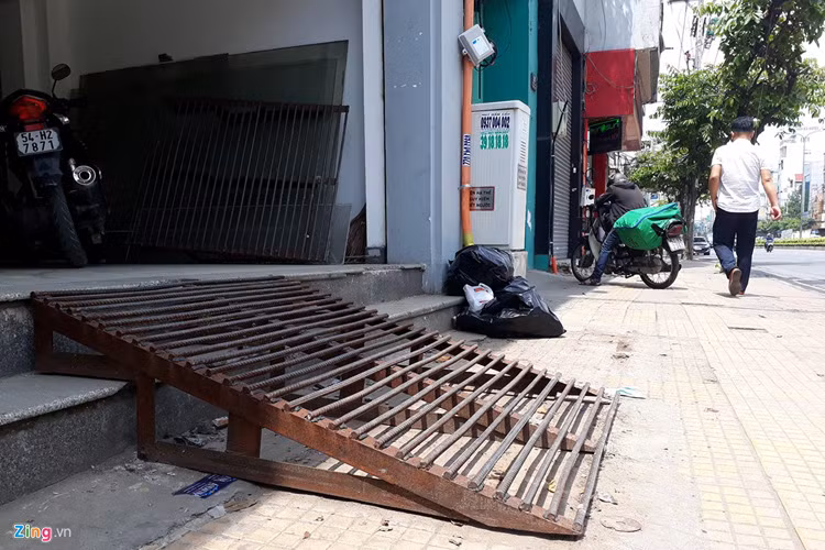 Một cửa hàng khác trên đường Cộng Hòa cũng sử dụng cầu dẫn bằng sắt để lấn chiếm vỉa hè.