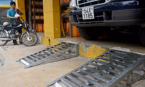 Cầu dẫn dành cho ôtô nằm vẫn để nguyên sau khi xe đã cất vào nhà.