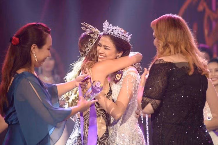 Cụ thể, khi bị Cục Nghệ thuật Biểu diễn triệu tập, sau cuộc họp với Thanh tra Bộ VHTT&amp;DL, ban tổ chức Hoa khôi Du lịch Việt Nam 2017 cam kết thu hồi danh hiệu Á khôi 1 của Nguyễn Thị Thành. Về phía Nguyễn Thị Thành, cô đã tự nguyện trả lại danh hiệu. Ảnh: FBNV