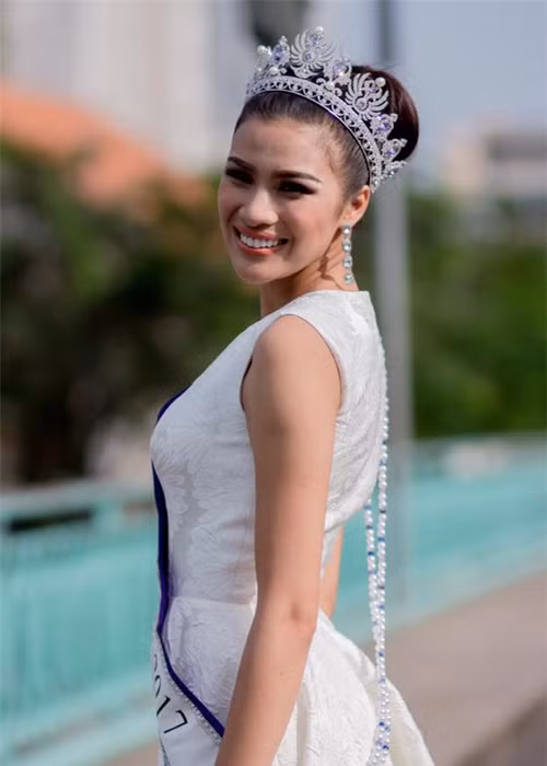 Trước thông tin Nguyễn Thị Thành đi thi, Cục Nghệ thuật Biểu diễn đã gửi công văn hỏa tốc yêu cầu triệu tập người đẹp gốc Bắc Ninh và các đơn vị liên quan. Mặc lệnh hỏa tốc và có nguy cơ bị cấm diễn trên toàn quốc, cô vẫn vui vẻ lên đường sang Ai Cập dự thi. Ảnh: Thể thao văn hóa