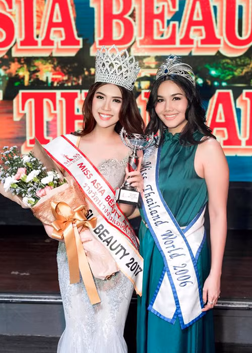 Tường Linh được Hoa hậu Thế giới Thái Lan 2006 - Melisa Mahapol trao vương miện và cúp kỷ niệm trong đêm chung kết.