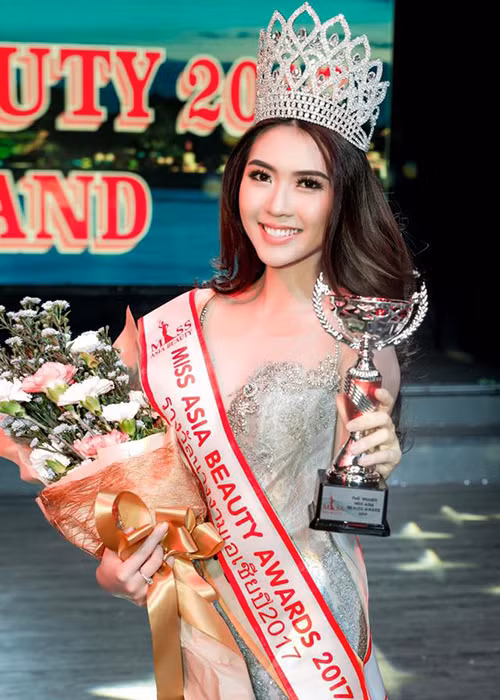 Tường Linh đã đánh bại hơn 30 người đẹp khác để đăng quang cuộc thi Hoa hậu Sắc đẹp châu Á 2017 được tổ chức tại Thái Lan.