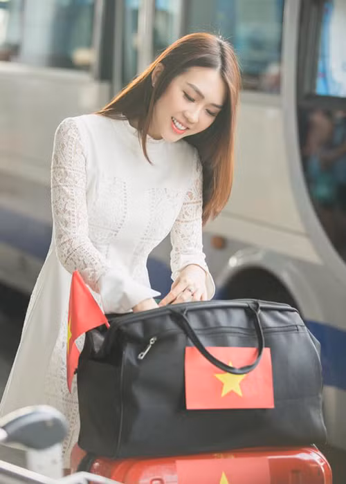 Tường Linh không chỉ xinh đẹp mà còn học rất giỏi. Cô sở hữu bảng thành tích học tập “khủng”: Giải nhì HSG Văn cấp tỉnh lớp 9, HCĐ Olympic Văn 30/4 môn Văn, giải Nhất HSG Văn cấp tỉnh lớp 11 và 12, giải Khuyến khích HSG Văn cấp Quốc gia lớp 12, 12 năm liền HSG xuất sắc...