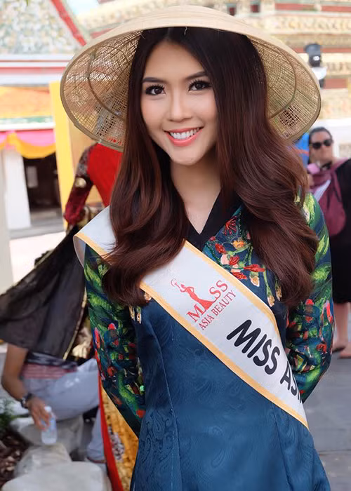 Người đẹp 9x từng giành giải nhất người đẹp Tỉnh Phú Yên 2011, đăng quang Hoa khôi nữ sinh thanh lịch tỉnh Phú Yên 2012, lọt top 5 Hoa khôi Học viện hàng không Việt Nam 2012…