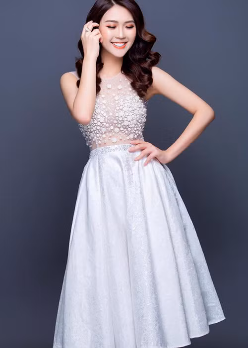 Được biết, Hoa khôi Phú Yên Tường Linh sinh ra trong một gia đình tri thức: mẹ là một giáo viên, bố đang công tác trong quân đội còn anh trai làm trong ngân hàng. Hiện tại, Tường Linh đang làm người mẫu. Ngoài ra, cô cũng vừa mới tốt nghiệp đại học.