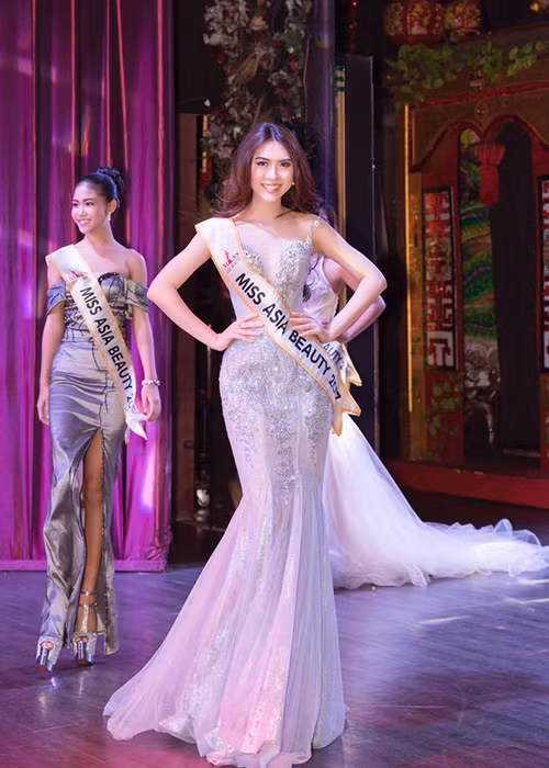 Tường Linh sinh năm 1994, tại Phú Yên. Cô sở hữu gương mặt khả ái, nụ cười tỏa sáng, chiều cao 1m70 và số đo 3 vòng chuẩn: 84-60-90.