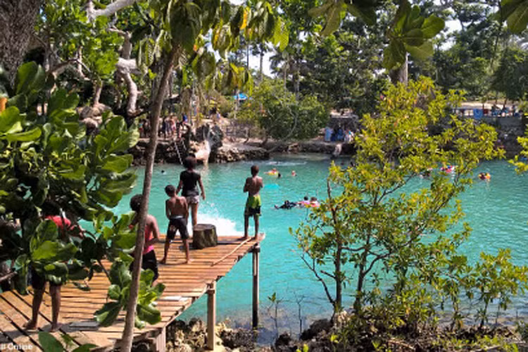 Mọi người thích thú nhảy xuống tắm tại hồ Riri Blue.