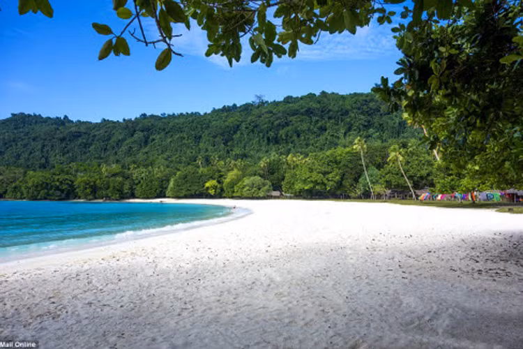 Trong khi nhiều địa điểm khiến du khách thất vọng vì bãi biển đông đúc và ồn ảo, Vanuatu giống như một thiên đường rừng với không gian yên tĩnh và trong lành. Quần đảo này có một số bãi biển nằm trong danh sách những bãi biển đẹp nhất thế giới