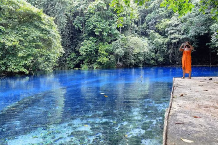 Tại hồ nước Riri Blue, du khách đu dây để nhảy xuống làn nước trong xanh.