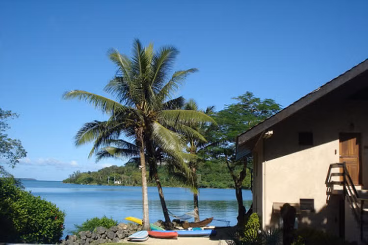 Đảo Vanuatu không có những khu nghỉ dưỡng rộng lớn và nổi tiếng, nhưng du khách tới đây được phục vụ tận tình tại các khách sạn sang trọng.