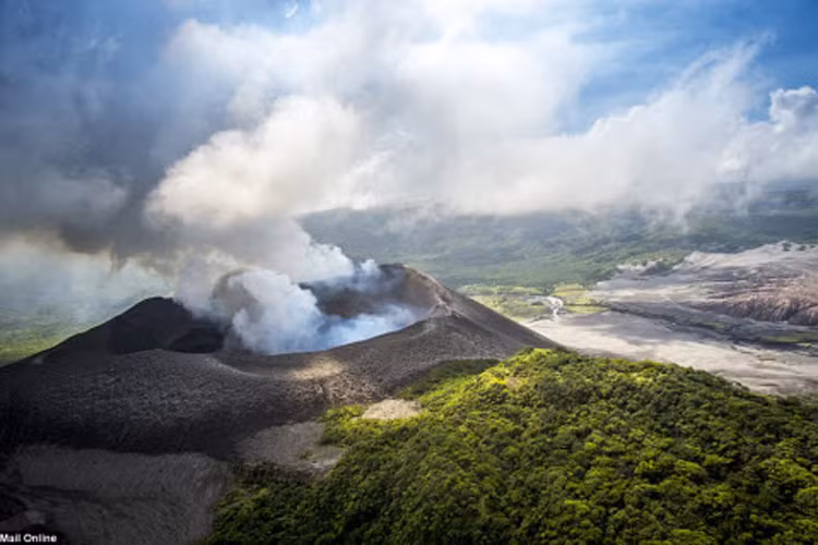 Tro bụi phun trào lên từ núi lửa Yasur trên đảo Tanna, tạo nên cảnh tượng vô cùng ngoạn mục.