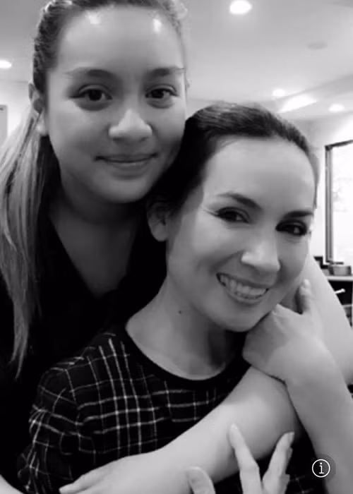 Phi Nhung giấu con gái trong hơn 20 năm qua bởi vì giữ lời hứa với con. Theo đó, Wendy muốn sống bình yên như một người bình thường. Cho đến ngày Wendy đỗ thủ khoa, Phi Nhung tự hào muốn khoe con với khán giả. Ảnh: FBNV