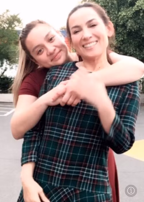 Con gái Phi Nhung từng tham gia diễn xuất trong MV “Chiếc áo xanh” của cô. Theo lời nữ ca sĩ, Wendy có tấm lòng nhân hậu, sẵn sàng chia sẻ tình mẹ cho các em nuôi cũng như đã âm thầm đứng phía sau ủng hộ mẹ. Ngoài Phi Nhung, nhiều sao Việt công khai có con khiến dư luận ngỡ ngàng. Ảnh: FBNV