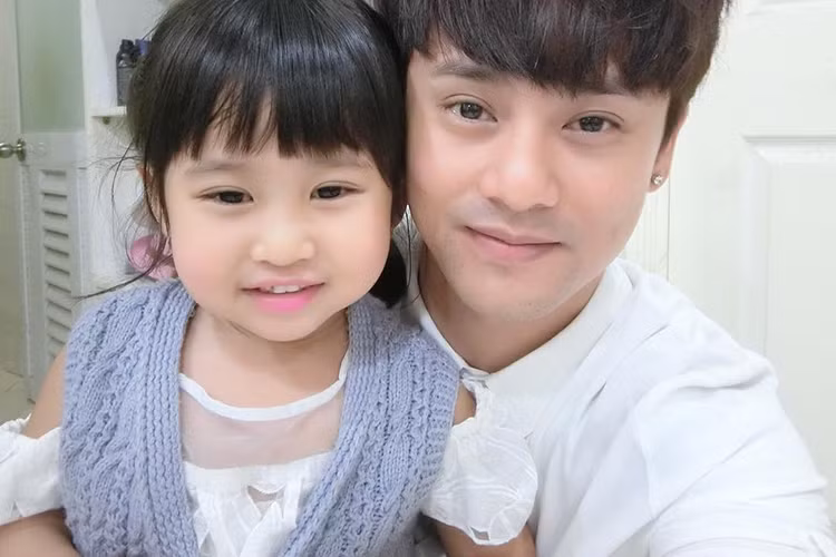 Trước khi Phi Nhung tuyên bố có con, ca sĩ Ưng Đại Vệ cũng khiến fans bất ngờ khi công khai có cô công chúa nhỏ. Theo đó, cuối năm 2016, tham gia chương trình Sing My Song, nam ca sĩ giới thiệu con gái tên Mỹ Phụng nhưng giấu danh tính mẹ của bé. Ảnh: FBNV