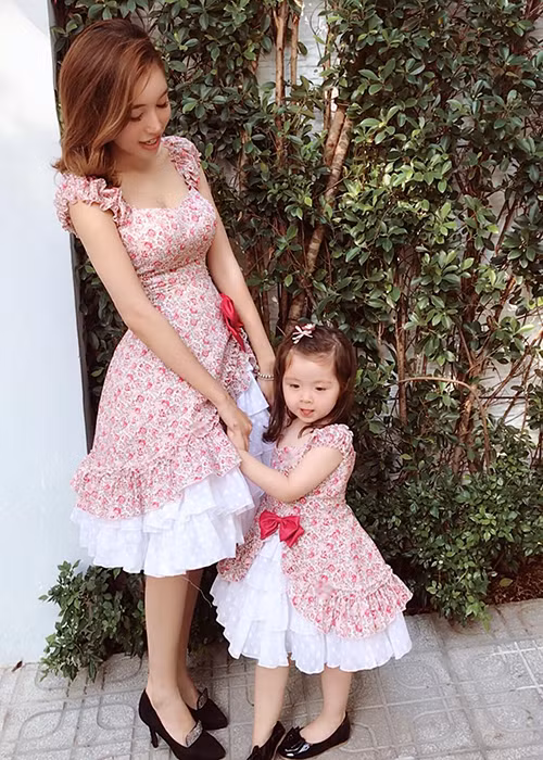 Hot girl Elly Trần là một trong những mỹ nhân Việt khéo giấu chuyện bầu bí nhất showbiz. Vào tháng 5/2014, cô vướng tin đồn mang thai. Trước nghi vấn có con, Elly Trần liên tiếp tung ảnh eo thon gọn. Cho đến tháng 10/2014, Elly Trần bất ngờ tuyên bố có con gái gần 2 tháng. Ảnh: FBNV