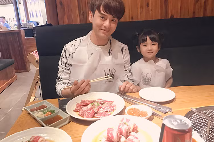 Con gái Ưng Đại Vệ đáng yêu, dễ thương nhưng khá nhút nhát trước đám đông. Trên trang cá nhân, nam ca sĩ thỉnh thoảng chia sẻ hình ảnh bé Mỹ Phụng. Được biết, Ưng Đại Vệ đã sáng tác không ít ca khúc dành cho cô con gái bé bỏng của mình. Ảnh: FBNV