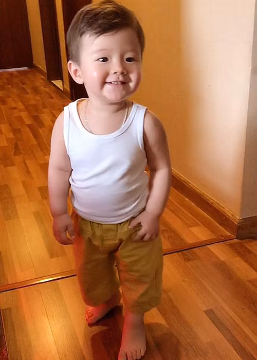 Năm 2015, Elly Trần mang thai lần thứ 2 và hạ sinh con trai vào tháng 11/2015. Tuy nhiên, phải đến tháng 1/2016, hot girl 8x mới công khai việc bầu bí lần thứ 2 và hình ảnh con trai Túc Mạch. Ảnh: FBNV