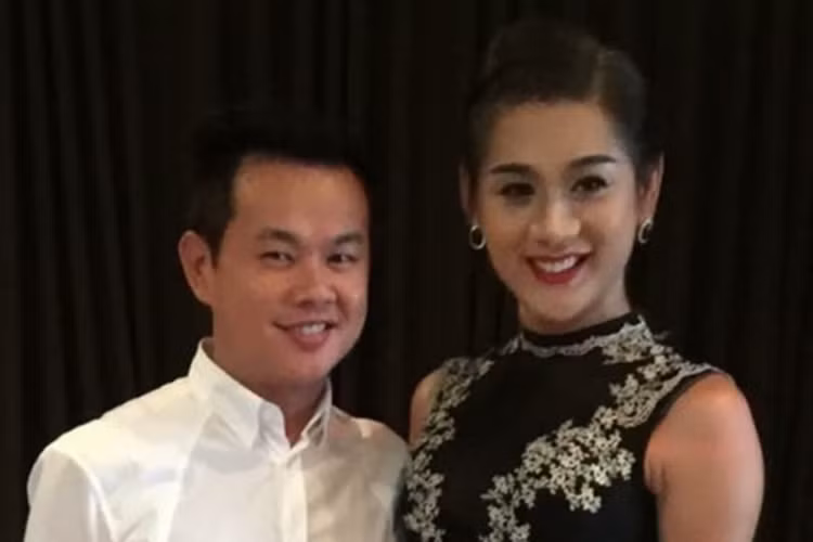 Lâm Khánh Chi từng chia sẻ, cô nối lại tình xưa với Kenny Thắng nhờ Facebook và còn được cầu hôn. Lúc đó, nữ ca sĩ chuyển giới bày tỏ cô vẫn đắn đo. Khi đó, nếu đồng ý, lễ đính hôn của cô sẽ diễn ra vào tháng 10/2015 cũng như đám cưới sẽ sớm được tổ chức. Ảnh: Người đưa tin