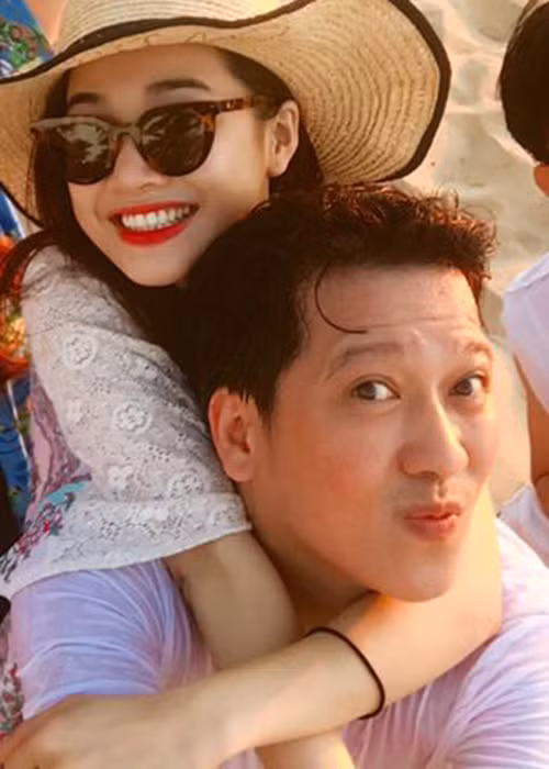 Bằng tuổi Khởi My, Nhã Phương cũng đang hạnh phúc bên bạn trai của mình - danh hài Trường Giang. Tình yêu của cặp đôi này bắt đầu trên phim trường “49 ngày”, phim công chiếu vào năm 2015. Ảnh: FBNV