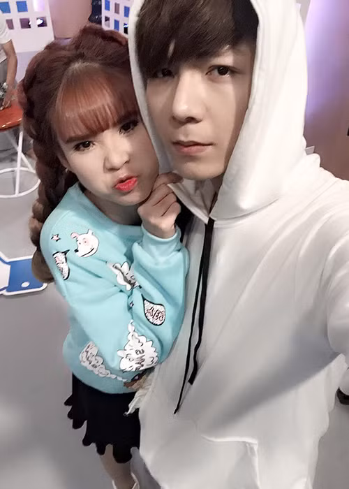 Khởi My sinh năm 1990, hơn Kelvin Khánh 4 tuổi. Dù vậy, cô vẫn trông rất xứng đôi với cựu thành viên nhóm La Thăng. Mỗi lần chạm mặt trên sân khấu ca nhạc, tại sự kiện giải trí, trong gameshow hay ở đời thường, cả hai luôn dành cho nhau những cử chỉ rất thân mật. Ảnh: FBNV