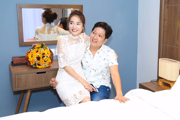 Trước tin đồn kết hôn, Nhã Phương lên tiếng phủ nhận. Trong một bài phỏng vấn, Nhã Phương từng bày tỏ cô muốn kết hôn ở độ tuổi 28. Hiện tại, Trường Giang và Nhã Phương đều đang có sự nghiệp ổn định, bởi vậy fans mong chờ cặp đôi sớm về chung một nhà. Ảnh: FBNV