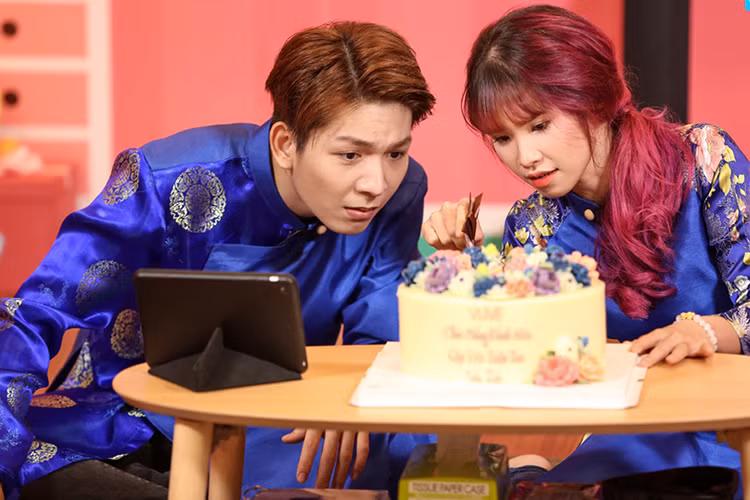 Khởi My - Kelvin Khánh đã thừa nhận lễ đính hôn là thật trong một chương trình. Cả hai khẳng định giữ kín chuyện hẹn hò vì trân trọng tình cảm dành cho nhau. Sau lễ đính hôn, đám cưới của cặp đôi lệch tuổi được cho là tổ chức vào tháng 11 năm nay. Ảnh: BTC