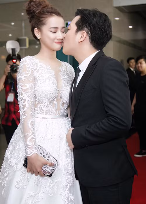 Yêu nhau từ bộ phim “49 ngày” nhưng mãi đến năm 2016, Nhã Phương - Trường Giang mới thừa nhận là một cặp sau nhiều lần phủ nhận chuyện hẹn hò. Kể từ khi công khai, cặp đôi không rời nhau nửa bước. Ảnh: Zing