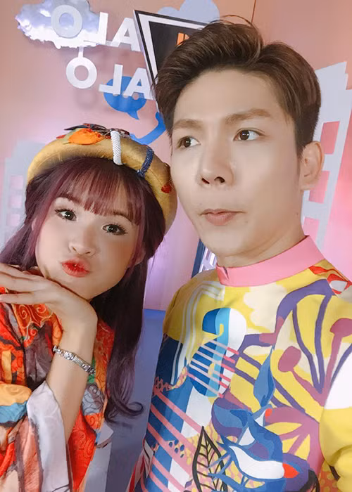 Năm 2013, Khởi My ra mắt MV “Gửi cho anh” có sự tham gia diễn xuất của Kelvin Khánh. Sau sản phẩm âm nhạc này, Khởi My - Kelvin Khánh có nhiều dịp hợp tác, đứng chung sân khấu. Cũng kể từ MV “Gửi cho anh”, cả hai bắt đầu trở nên thân thiết. Ảnh: FBNV