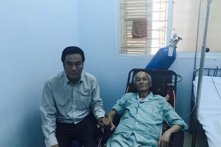 Nghệ sĩ Duy Thanh nắm chặt tay diễn viên Mạnh Cường trong lần cuối cùng cả hai gặp nhau. Ảnh: FBNV